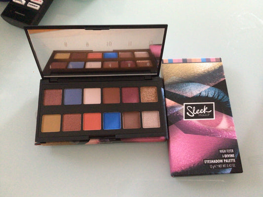 Palette de maquillage Sleek. ( Hugh flyer)